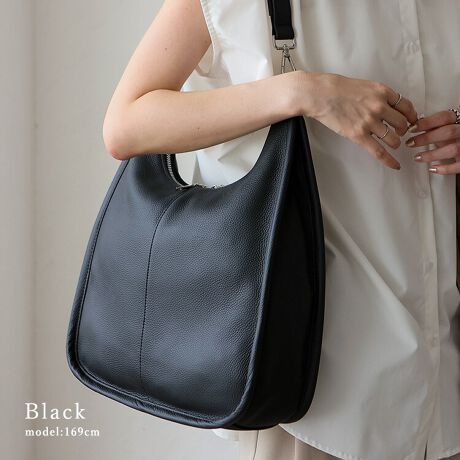 [^:sib-20089n]{v2wayz[{[obOꂽO^J[uA{vŖiV_[obOB{v̍_炩㎿ȃVNU[gpAiȈۂɁBgނقǂɖ킢[ȂAp܂BVvȂ̂ɈۓIȃfUCꌩ~j}ȂAۂ݂̂Ǝ͂͂ރpCsO悢ANZgɁB₷XȃtH}`͍T߂ŁAĝɎRƉ݌vBڂ͂ȂAKvȉו͂[B2WAYdliɎĂ郏nhƁA|E΂ߊ|łV_[xgtB֗Wt@Xi[dlEǂ炩łX[YɊJ߂ł邽߁Aו̏oꂪNNłBV[I΂ȂVvfUCƊȂdAʋ΃X^CEJWAX^CɂDBTCYSIZEFF34cmiTChj26cmij / F26cmiӁj29cmiӁj / }`F8cmnhF38cm~F2.8cmA荂F32cmV_[xgF67`125cm~F2cmiO\/߉jO|PbgFwʃt@Xi[t|Pbg1|PbgFI[v|Pbg3At@Xi[t|Pbg2nhdʁF82gV_[xgdʁF108gobÔݏdʁF629gfށF{vdlF2wayobÕCJ̓t@Xi[ɂȂĂ܂BFFVo[yӎzv́AɑώキAV~EԂ̌ƂȂA̐FAFڂ肪܂̂łӉBJ␅ɔG炵ꍇ́A΂₭炩zŐCA`𐮂ĕKAĉBhC[EXg[u̍ł̊͂߉B