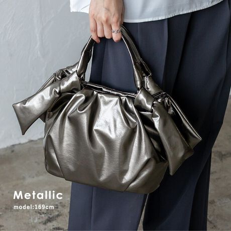 [^:ubb-sp-0506]iȉƗVѐSfUC͕ig͂AoR[fɂ؂₩YobOłB{nhőlANZgnhŃ{̂悤ɌfUCtF~jȃ|CgBŏ炵؂₩vX܂BՂVGbg炵㉺ɓ^bN̊oAӂۂ݂̂炵tHŃVvȂ瑶݊̂fUCB_炩Gifތ̂_炩ȃGingpB₩ȎȂG肪ǂA₷˔Ă܂B֗2WAYdlO\ȃV_[xgtB莝E|E΂߂ƃV[ɍ킹ăX^C`FWł܂B傤ǗǂTCYA5TCY[\ŕigɂ҂̒悢傫Bz|[`܂AT}ɂȂoXŃfC[Ɋ􂵂܂BTCYSIZEFF22cm / F26cmi㉺Ӂj43cmi{j / }`F12cmnhF36cm~F2cmA荂F14cmV_[xgF95`119cm~F1.5cmiO\/߉jO|PbgFȂ|PbgFI[v|Pbg2At@Xi[t|Pbg1V_[xgdʁF59gobÔݏdʁF413gfށFPUdlF2wayobÕCJ̓}OlbgɂȂĂ܂BFFVo[iBKAGYAMETjAS[hiMOCjyӎzvL̂ɂꍇ܂BɂCɂȂꍇ͈xAĂ炲gpB