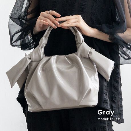 [^:ubb-sp-0506]iȉƗVѐSfUC͕ig͂AoR[fɂ؂₩YobOłB{nhőlANZgnhŃ{̂悤ɌfUCtF~jȃ|CgBŏ炵؂₩vX܂BՂVGbg炵㉺ɓ^bN̊oAӂۂ݂̂炵tHŃVvȂ瑶݊̂fUCB_炩Gifތ̂_炩ȃGingpB₩ȎȂG肪ǂA₷˔Ă܂B֗2WAYdlO\ȃV_[xgtB莝E|E΂߂ƃV[ɍ킹ăX^C`FWł܂B傤ǗǂTCYA5TCY[\ŕigɂ҂̒悢傫Bz|[`܂AT}ɂȂoXŃfC[Ɋ􂵂܂BTCYSIZEFF22cm / F26cmi㉺Ӂj43cmi{j / }`F12cmnhF36cm~F2cmA荂F14cmV_[xgF95`119cm~F1.5cmiO\/߉jO|PbgFȂ|PbgFI[v|Pbg2At@Xi[t|Pbg1V_[xgdʁF59gobÔݏdʁF413gfށFPUdlF2wayobÕCJ̓}OlbgɂȂĂ܂BFFVo[iBKAGYAMETjAS[hiMOCjyӎzvL̂ɂꍇ܂BɂCɂȂꍇ͈xAĂ炲gpB