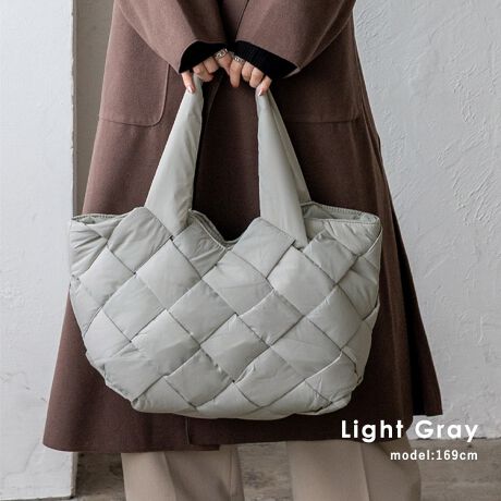 [^:nsb-30361z]̊fUCƋ@\˔AX^CbVȑeʃg[gBꌩ郁bVfUCiC҂ݍ񂾃bṼfUCŁÅ̂dオBVvȂɎĂg[gobOłBy₩ŉKȎSn{fBOHŒ悢ӂ犴Anh⌨ɐH݂ɂ݌vBɌyʑfނŎ^т₷Aʋ΂痷sEW[܂ŉKɎg܂BOnhŌ|NN߂̃nh݌vŁAAE^[𒅂Ă|₷AG߂킸gpIȃfUCBOOK̒tO\ȒtBו͂ƌ`ۂAOƏ_炩VGbgŎĂ܂BV[ɍ킹Ďgł܂BA4Ή̑eʃTCYA4TCY̏ނ^ubg[\Bʋ΂ʊwobOƂĂœKłBȓ|Pbgɂ͕֗ȃ|PbgtŁAKi𐮗ڂ₷AobO̒g₷BTCYSIZEFF25cmiTChj23cmij / F46cmiӁj32cmiӁj / }`F19cmnhF55cm~F3cmA荂F28cmO|PbgFȂ|PbgFI[v|Pbg1At@Xi[t|Pbg1obÔݏdʁF316gfށFiCobÕCJ̓t@Xi[ɂȂĂ܂BFFVo[O\Ȓti63gj