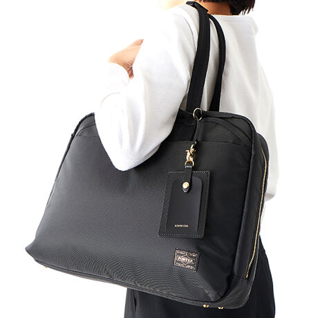 [^:87105178]yʂł肰Ȃ򂪂iC|GXecCngpAF}ăVbNɎdグJWAV[YuPORTER SHEAiVAjvłBigłȂrWlXłg₷@\A₷TCYoXɎdグ܂BCfނɂƂDڂ̃iCƃ|GXeD̃cCngpĂAyʂŎG肪ǂ̂łB^eɃiCARɌ̒iK璅F̃|GXegpAiŗJ[Oɂ܂B̓O[WJ[œꂵA_炩ۂɎdグĂ܂B܂A{̐n̗ʂɂ͔肪ǂ悤Ƀ{fBOH{Ă܂Bt@Xi[͊炩ȊJ̃VgbNt@Xi[ɁÂGo[uCgS[hJ[̗p܂Bނ{bLH{AoĂ܂B܂Aʏ߂̊v̗p邱ƂŒ݂͂₷܂B|[`ƃEHbgV_[obOȊÕobO̓ɂ́APC^ubg[[\ȃ|PbgIEIt킸g₷dlłBu[tg[gobO͑OʂƔwʂɏoꂵ₷|Pbg݂Ă̂ŁAX}[gtHpXP[XA蒠Ȃǂ̕pɂɎô̎[ɕ֗łB܂wʂɃg[o[ʂ݂ĂAg[obOƂ̃ZbgAbv\łBA4TCY̏ނ܂B13inchPC[\łB{bLƂ͉nɃjbPbLĂȀɖ{̋ZHŁA򂪓łB