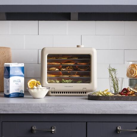 ŊȒPIƐhCt[hƃ[OgȒPɂłshCt[h[Og[J[tŐHނƂőfނ̎|݂Â݂AbvBmIA~nOΌɓLXgApbNŃ[Og܂Bybĝ߂̂ɂ劈BƐhCt[hƃ[OgȒPɑfނ̎|݂Â݂MbƋÏkhCt[hƃ[OgŊȒPɍ܂BVȂǂɍEꂪȓVƈႢAxƎԂݒ肵AƂ͂ق炩BŊ߁AOCɓĂKvȂqIłBhCt[hł̗ƂhCt[h́AHނƂŐA|݂Â݂MbƋÏk܂B₨َqɎgƖɐ[݂܂AƂ͈ႤHy߂ĂAbvBԂ̂Ƃɂ܂Ƃ߂čuĂƕ֗łBpbN̂܂܂łȒP[OgmIA~nׂĎO΁A500ml̋pbN2{ۂ܂BpbNō鎩Ɛ[OĝقAϔMegĊÎ܂Bybgp̂SESɎ̃W[L[NbL[ȂǁBۑYg킸AELɂ҂̂fނIō܂B݂݂܂ŔM͂邩烀̂ȂψȎdオɑ^t@{J[{q[^[ځBɓOɌĉ邽߁AmIA~n̏i牺i܂łM͂ăȂBڂdオBRpNgȂ̂ɂՂ鏬^g[X^[قǂ̃TCYȂAő5́mIA~nňxɂ̃hCt[h悭܂B_C2Ŋ钼Iȑ쐫₨̂₷ȂǁAg₷ɂ݌vłBhCt[h芈płBȒPVsubNthCt[ĥ傢Vs͂߁AĈAfU[g܂ŁBt́mpVsubNnɂ́AmhCt[h[Og[J[nōhCt[h芈pł26VsfڂĂ܂B_ȕɂ߁^ENu̐Hn߂EY̎肨y݂Eybĝ߂ɈSȂ肽EyHii[OgEÎȂǁjŎ肵[^:RFD-2]