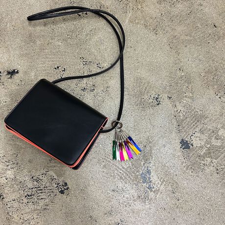 [^ԁF38509861005]tbgȕ\̃TCNngpAƎtHɎdグ~jV_[obOB肰ȂANZgƂāAGbWɂ̓lIJ[̃Roh{AVvȒɂVѐSvXĂ܂B[͂͌ڈȏɗDGŁAX}[gtH~jEHbgAJ[hP[XȂǁAKvȂ̂܂TCYBؚȃV_[Xgbv͌y₩ȈۂŁAŌԂƂŒ\BX^COɍ킹āA|΂ߊ|ɃAWł܂Bcheek炵7F̃Jt`[ZbgBJridlȂ̂ŁAOċCɍ킹JX^y߂܂BRpNgł݊fC[gɂ傤ǂAy₩V_[łB[J[iԁFC24008idlɃ|Pbgt̓}OlbgdlTCY(cmj@^e13@ R17@}`10@Ђ̒@E`120digj@E280ycheek/`[NzɃ`[N̂悤ȑN₩Ń|WeBuȃGlM[BJ[pbgg悤ȃJtȃfUCŖ̂ƂuԂʂȂ̂ɁBEcheek ̏iɂ͊ɔzčꂽfނgpĂ܂Byӎzi摜́A̓p\RȂǂ̉{ɂAۂ̐FƈقȂČꍇ܂B炩߂B摜̏i̓TvłBi̐F̖ڈ́AiP̂̉摜QƂBigpOɁA^OɋLڂĂu舵̒ӏvu\vKmFBiɕsǂꍇAє̔j܂Ă܂B炩߂BîCɓo^?^bvorNbNIJ[̍ēׂAXg1_̒ʒmAZ[̍ۂ̒ʒm󂯂鎖ł܂BuĥCɓo^ ViēׂȂǁAuĥȏ󂯂鎖o܂B_Lb`[ȃfUĆucheekv^rbO obNpbN [iԍF38509861000]2WAY R[hnh В obO [iԍF38509861001]XNGA V_[obO [iԍF38509861002]2WAY X^bY g[gobO [iԍF38509861003]2WAY В ~jg[gobO [iԍF38509861004]J[C V_[obO [iԍF38509861005]2WAY n[t[^ nhobO [iԍF38509861006]2WAY В V_[obO [iԍF38509861007]J[R[h Xgbv hN z_[ [iԍF38509861008]