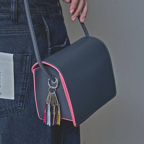 [^ԁF38509861005]tbgȕ\̃TCNngpAƎtHɎdグ~jV_[obOB肰ȂANZgƂāAGbWɂ̓lIJ[̃Roh{AVvȒɂVѐSvXĂ܂B[͂͌ڈȏɗDGŁAX}[gtH~jEHbgAJ[hP[XȂǁAKvȂ̂܂TCYBؚȃV_[Xgbv͌y₩ȈۂŁAŌԂƂŒ\BX^COɍ킹āA|΂ߊ|ɃAWł܂Bcheek炵7F̃Jt`[ZbgBJridlȂ̂ŁAOċCɍ킹JX^y߂܂BRpNgł݊fC[gɂ傤ǂAy₩V_[łB[J[iԁFC24008idlɃ|Pbgt̓}OlbgdlTCY(cmj@^e13@ R17@}`10@Ђ̒@E`120digj@E280ycheek/`[NzɃ`[N̂悤ȑN₩Ń|WeBuȃGlM[BJ[pbgg悤ȃJtȃfUCŖ̂ƂuԂʂȂ̂ɁBEcheek ̏iɂ͊ɔzčꂽfނgpĂ܂Byӎzi摜́A̓p\RȂǂ̉{ɂAۂ̐FƈقȂČꍇ܂B炩߂B摜̏i̓TvłBi̐F̖ڈ́AiP̂̉摜QƂBigpOɁA^OɋLڂĂu舵̒ӏvu\vKmFBiɕsǂꍇAє̔j܂Ă܂B炩߂BîCɓo^?^bvorNbNIJ[̍ēׂAXg1_̒ʒmAZ[̍ۂ̒ʒm󂯂鎖ł܂BuĥCɓo^ ViēׂȂǁAuĥȏ󂯂鎖o܂B_Lb`[ȃfUĆucheekv^rbO obNpbN [iԍF38509861000]2WAY R[hnh В obO [iԍF38509861001]XNGA V_[obO [iԍF38509861002]2WAY X^bY g[gobO [iԍF38509861003]2WAY В ~jg[gobO [iԍF38509861004]J[C V_[obO [iԍF38509861005]2WAY n[t[^ nhobO [iԍF38509861006]2WAY В V_[obO [iԍF38509861007]J[R[h Xgbv hN z_[ [iԍF38509861008]