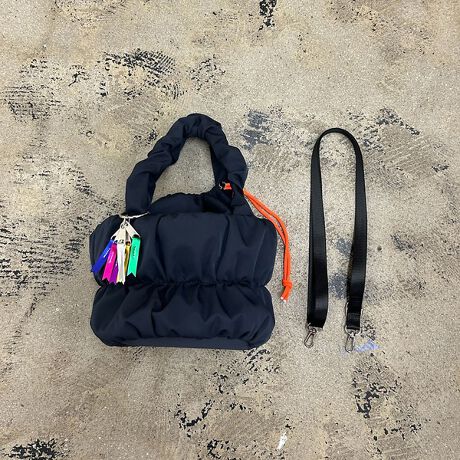 [^ԁF38509861004]ۂĂƂۂ݂AMU[dĂ̋Вg[gobOB{̂ƃnhɂՂ̃MU[񂹁AɒȂ邱ƂŁAӂƗDVGbgɎdグ܂Bfނɂ́AcC̕\郊TCN|GXegpBy₩ŊɂziłBJ̓J[R[hŊJłВdlBВɐ܂荞߂΁AƂg[gX^CƂĂgpł2WAYfUCłBtgɂ͏ȕ֗|PbgtBCXCz⃊bvȂǁA̎[ɂ҂BB}OlbgtŁARƃp^ƕĂ̂|CgBɁA򊴂̂e[vV_[xgtŁA|E΂ߊ|\Bו̂oɂΉ܂Bڂ̂킢ƁA@\𗼗閈obOBX^Cɍ킹Č`ςāAƊyĂACełB[J[iԁFC24007idlOI[v@|Pbg1I[v@|Pbg1͋ВdlTCY(cmj@^e20 R30@}`17@nh@E43@Ђ̒@E66-125digj@E300ycheek/`[NzɃ`[N̂悤ȑN₩Ń|WeBuȃGlM[BJ[pbgg悤ȃJtȃfUCŖ̂ƂuԂʂȂ̂ɁBEcheek ̏iɂ͊ɔzčꂽfނgpĂ܂Byӎzi摜́A̓p\RȂǂ̉{ɂAۂ̐FƈقȂČꍇ܂B炩߂B摜̏i̓TvłBi̐F̖ڈ́AiP̂̉摜QƂBigpOɁA^OɋLڂĂu舵̒ӏvu\vKmFBiɕsǂꍇAє̔j܂Ă܂B炩߂BîCɓo^?^bvorNbNIJ[̍ēׂAXg1_̒ʒmAZ[̍ۂ̒ʒm󂯂鎖ł܂BuĥCɓo^ ViēׂȂǁAuĥȏ󂯂鎖o܂B_Lb`[ȃfUĆucheekv^rbO obNpbN [iԍF38509861000]2WAY R[hnh В obO [iԍF38509861001]XNGA V_[obO [iԍF38509861002]2WAY X^bY g[gobO [iԍF38509861003]2WAY В ~jg[gobO [iԍF38509861004]J[C V_[obO [iԍF38509861005]2WAY n[t[^ nhobO [iԍF38509861006]2WAY В V_[obO [iԍF38509861007]J[R[h Xgbv hN z_[ [iԍF38509861008]