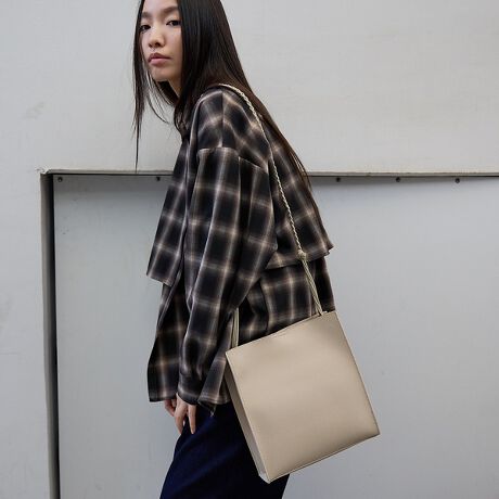 [^ԁF38513961004]ifUC̃V_[obOBRpNgȂA5TCYΉŁAX}z~jzȂǕKi܂邿傤ǂTCYB{̂1̃V{鍇vŎdāAƈ₷𗼗BJWAɂtH[}ɂ}b`AVvŐꂽbNXłBO҂݂̃V_[Xgbv肰ȂANZgɁB}Olbgdl̊J|PbgtŁAgQBIEIt킸ÃR[fɊ􂷂閜\obOłB[J[iԁF254009idl@J }Olbgdl  Ƀ|PbgtTCY(cmj@{́FH27cm~W25cm~D6cmdigj@260TCYڍׂ͕uőTCYłBiƂɏdʓ덷܂ByӎzߏȖC⎼ԂŎgp܂Ƒ̈ߗނւ̐FڂFꍇ܂BA⍫ɂ葽̃Vꍇ܂B\߂Bv̐n͌oN򉻂\܂Bi摜́A̓p\RȂǂ̉{ɂAۂ̐FƈقȂČꍇ܂B炩߂B摜̏i̓TvłBi̐F̖ڈ́AiP̂̉摜QƂBigpOɁA^OɋLڂĂu舵̒ӏvu\vKmFBiɕsǂꍇAє̔j܂Ă܂B炩߂BîCɓo^?^bvorNbNIJ[̍ēׂAXg1_̒ʒmAZ[̍ۂ̒ʒm󂯂鎖ł܂BuĥCɓo^ ViēׂȂǁAuĥȏ󂯂鎖o܂BubN fFH170 B76 W56 H87 pTCYFFO[W fFH170 B76 W56 H87 pTCYFF