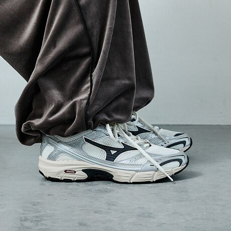 [^ԁF38513960000]2000ÑjOV[YIɍĉ߂uMXRvX|[eBfBx[X̓OZ[́uMAXIMIZER13vB2000NドjO̔wƃgebNȕ͋CZfUC͂łBڂ̑傫ȃbVƐlHvgݍ킹ÃC[hp^[vgA^ȂǍו̉HɂvXBzCgGAbVƃVo[I[o[CɁAF̃bhzF́ȀےIȃX^Cv킹܂BX|[eBȂ݊̂fUCŁApcX^C͂AXJ[gR[f̃ANZgƂĂ߂łB[J[iԁFD1GA2451yMIZUNO/~Ymz1906NɑɂđnƂ{\X|[cuhB싅Ao[{[AoXPbg{[ȂǗlXȋZp̃EFAJĂA̒ȃAX[gpĂ܂BEF[ũ\[oû悤ȃNbVȂǁAptH[}XoeNmW[ɒ]܂Byӎzi摜́A̓p\RȂǂ̉{ɂAۂ̐FƈقȂČꍇ܂B炩߂B摜̏i̓TvłBi̐F̖ڈ́AiP̂̉摜QƂBigpOɁA^OɋLڂĂu舵̒ӏvu\vKmFBiɕsǂꍇAє̔j܂Ă܂B炩߂BîCɓo^߂܂?NbNIJ[̍ēׂAXg1_̒ʒmAZ[̍ۂ̒ʒm󂯂鎖ł܂B uĥCɓo^ ViēׂȂǁAuĥȏ󂯂鎖o܂BЂo^B