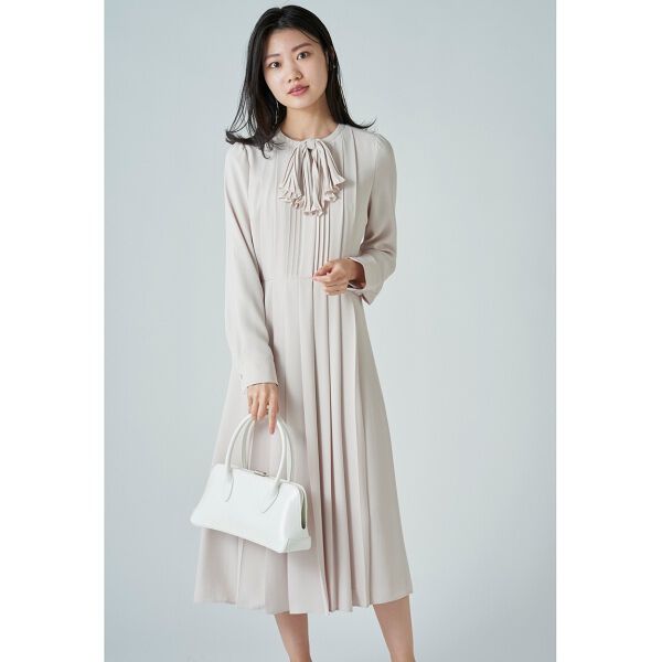 リボンタイ付きプリーツワンピース