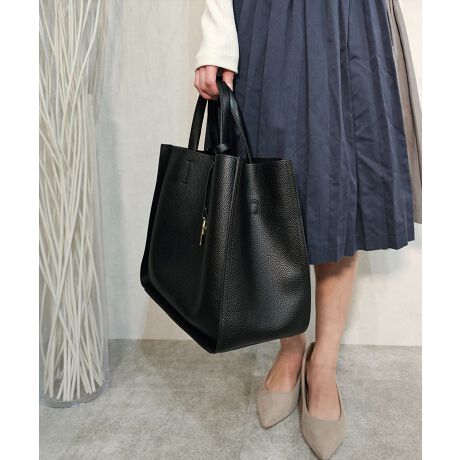 [^:MER-90650B]VvfUCɁAMERCURYDUÕSL[O`[|Cg̍iȃnhobOByg肪悭Aig͂AdɂœKȑeʃ[WTCYŎg₷􏗐炵_炩Ȉۂ^J[WJ͂̂ЂƂłB͂̃nh͂At̃V_[Ō|BprX^COɍ킹ēʂ̎łgoodIgɂAĊJ₷}Olbg{^JƎqԂȂ[͂Ag₷ו̊Ǘ₷܂悢}`ŌڂXbLƎ܂܂BMERCURYDUOBRAND CONCEPTRɃX^CςЂƂ̎ɂƂȂȂ₩Őĉ鏗gɂ鏗̃tF~jȕoVX^C̒ɂsIȏ炵uNEW URBAN FEMININEv