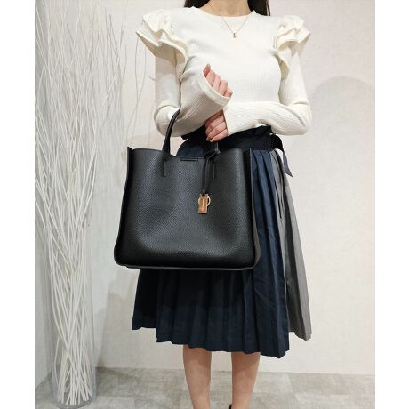 [^:MER-90650B]VvfUCɁAMERCURYDUÕSL[O`[|Cg̍iȃnhobOByg肪悭Aig͂AdɂœKȑeʃ[WTCYŎg₷􏗐炵_炩Ȉۂ^J[WJ͂̂ЂƂłB͂̃nh͂At̃V_[Ō|BprX^COɍ킹ēʂ̎łgoodIgɂAĊJ₷}Olbg{^JƎqԂȂ[͂Ag₷ו̊Ǘ₷܂悢}`ŌڂXbLƎ܂܂BMERCURYDUOBRAND CONCEPTRɃX^CςЂƂ̎ɂƂȂȂ₩Őĉ鏗gɂ鏗̃tF~jȕoVX^C̒ɂsIȏ炵uNEW URBAN FEMININEv