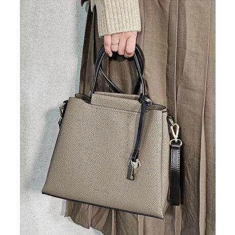 [^:MER-90660B]VvfUCɁAMERCURYDUÕS`[|Cg̍iȃnhobOłB|Pbg̕tOwɂȂĂAC[̓t@Xi[ɂȂĂ̂ŁAMdi̎dǗ₷SȂA悢}`ŌڂXbLƎ܂܂B@\IȃV_[X^CAs̎莝X^CAV[ɍ킹gł2waydlB炵_炩Ȉۂ^J[WJ͂̂ЂƂłBMERCURYDUOBRAND CONCEPTRɃX^CςЂƂ̎ɂƂȂȂ₩Őĉ鏗gɂ鏗̃tF~jȕoVX^C̒ɂsIȏ炵uNEW URBAN FEMININEv