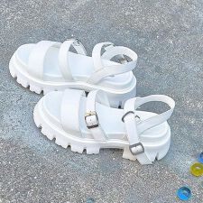 イング（シューズ）(ing)の厚底ストラップサンダル