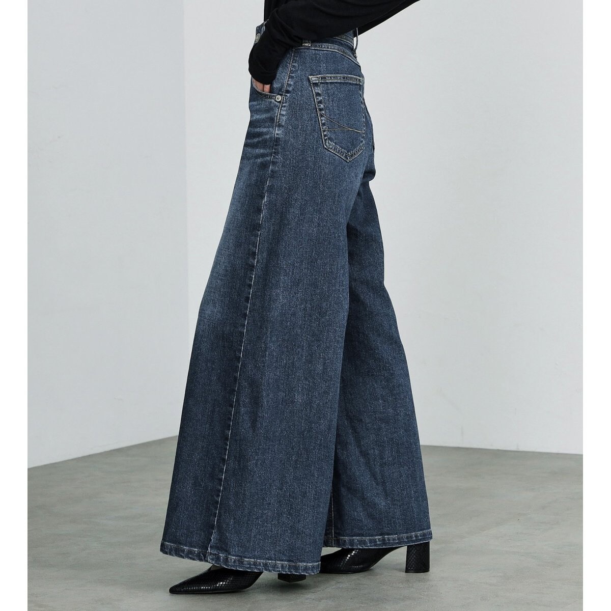サムシング　LISAスーパーワイド　M 新品未使用 SOMETHING サムシング リサ LISA スーパーワイド デニムパンツ