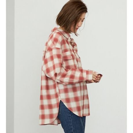 [^ԁFST224-0010]FabricƎJ̖ȃ|GXefނ́AVɂȂɂ^ꂵɂAC[W[PAɗDꂽ_͂łByʂłƂǴAH̉HDƂĂłȂA~̃C[hX^CɂœKȁAقڃI[V[Y􂷂鐶nłBDesign / SilhouettẽEhe[fUC|CǵAƂrbOtBbgVcB̂̃CEȂbNXVGbgłȂAfނ̓ƌvZꂽ^bNE؂ւʒuɂAcꂹƌ܂Bw傫ɂ悤HvꂽfUCŁAqbvCƃJo[钷߂̒́Ǎ^Jo[ʂASĒp܂BCoordinateꖇł͂AH̉HDƂĂ􂵂܂Bfނ̎JWAŐꂽ͋Cɍ킹āAÒTVcȂǂɂƉHD邾ŁA̗͂Ȃꊴ̂{̃JWAX^C܂B