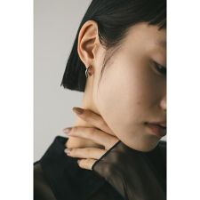 ダイヤラインピアス