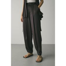 サテンタックフォルムパンツ
