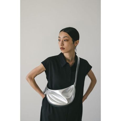 [^ԁF500IAS55-4221]g₷Ǝ̃tHɂlC̃V_[obÕ~jTCYoB[hAJWAAY߁AfC[ƗlXȃX^COɓ݂܂BĝɓޑfފƃnhdlłȂꊴvXĂ܂BSLVWEBThe SHELfTTER TOKYOX̎舵łB