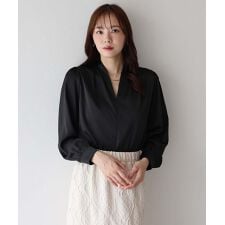 Vネックタックサテンブラウス