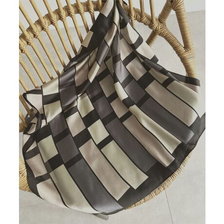 [^:J1182]̃R[fBl[gɉ؂₩YA70~70TCY̑唻XJ[tB񊪂o_iAwAɌ񂾂AWR݁BƑ݊AobOɌŃANZT[oŎĂtĂ͗[΍ɁAH~͊΍ɂƁAI[V[Yg閜\ACełByfށETCYz悢TCYŎ񌳂ɊĂɊ|ĂoX悭܂ꖇBOp܂ɂČ|΃V[̂悤ɁAEGXgqbvɊ΃gh钅Ȃy߂܂BZj[sAHȂǓʂȃV[ɂfAƊ̂鑕iɈĂĂ܂B#REx^X