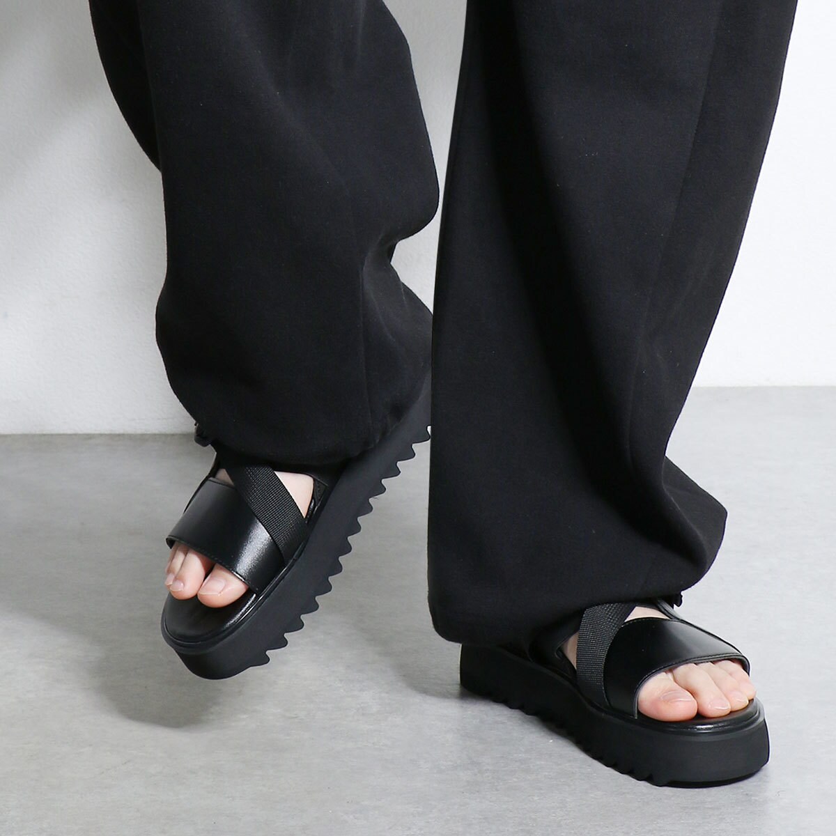 HARE シャークソールチャンキーサンダル ブラック ガラソールチャン