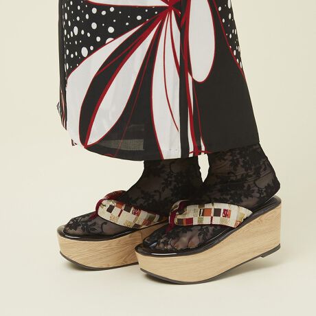 [^:8980664]byȂ2025tĐVFꉺʃgOT_byȂ̉Ă̐lCACeAꉺʃgOT_Bgۂĥ悤ȃCpNĝfUCŒڂ邱ƊԈႢȂBꕔ̓cՂ̃GiŎh蒲ɁB܂\[ɂ͂VbNȃEbh\[ł邳߂ȂfUCƂȂĂ܂B߂ałȂA̎ɂALgꑫłBN̐VF̓CG[Rrƃu[BCG[̓{^jJ̕@Au[̓Of[VJ[̕@|CgłB₷̃|CgEӂӂ\[ŒԗĂȂE@\tgnŌCCꂵɂEg킸ɃTbƒEł܂ACeڍׁfށFnYFǑF5.0cmq[̍F7.5cm