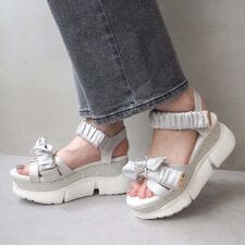 ［26春夏新色あり］厚底グリッタースポーツサンダル