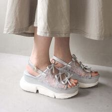 ［26春夏新色あり］厚底グリッターリボンサンダル