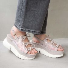 ［26春夏新色あり］厚底グリッターリボンサンダル