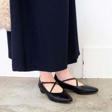 ［25秋冬新作］クロスストラップパンプス