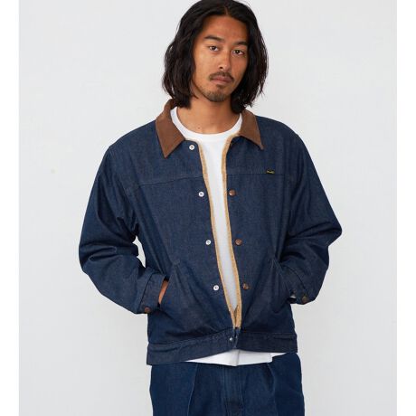 [^ԁFWM1971-0003]70N㍠烊[XĂCg{Adl̃WPbgɂȂ܂BynzWrangler̐^łu[NfjgpBڂ̊oŔΕɐDς邱ƂŃfjL̂˂Ajɋn܂Bu[Nfj̓łtbgȌڂ́AiȈۂ^A_炩Sn̗ǂ͂łB̃{Ag_炩̂Ń{^߂ăRpNgɒāA{gɂ̓Chpc킹ƃgh̃X^CɁI傫߂ɉHDĒĂtȃJWAX^Cy߂܂B