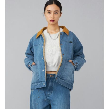 [^ԁFWM1971-0003]70N㍠烊[XĂCg{Adl̃WPbgɂȂ܂BynzWrangler̐^łu[NfjgpBڂ̊oŔΕɐDς邱ƂŃfjL̂˂Ajɋn܂Bu[Nfj̓łtbgȌڂ́AiȈۂ^A_炩Sn̗ǂ͂łB̃{Ag_炩̂Ń{^߂ăRpNgɒāA{gɂ̓Chpc킹ƃgh̃X^CɁI傫߂ɉHDĒĂtȃJWAX^Cy߂܂B