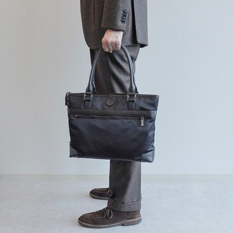 [^:92960]Orobianco^w\yexNVRC^Ax[XɁA̓sIȃjAXZx[VbNV[ỸfUCVBvgIWĩ^p[cȂǁAɃIrARȂł͂̃NtgfUCX^_[hACełB^ŃXbLƂfUC̃rWlXobOBDxKvȃnh≏Ȃǂ̕ɋvꂼgpƎp𗼗Ă܂BjZbNXłg܂B{̑fށFɔzTCNfނȂA\ȋxƑϋv[rbNiC̗pBtvF_ȃi`V{ŉʂ̉Ae\ŝXeAfނgpBAE^[}[NFSfX[XU[̗pB[TCYFA4t@C/13.3C`m[gPCiQl[@ 31.3~23.1cmjtg|PbgFfoꂵ₷t@Xi[J̃|PbgB[eBeB|PbgF[ł|PbgBwʃ|PbgF[łwʃ|PbgB