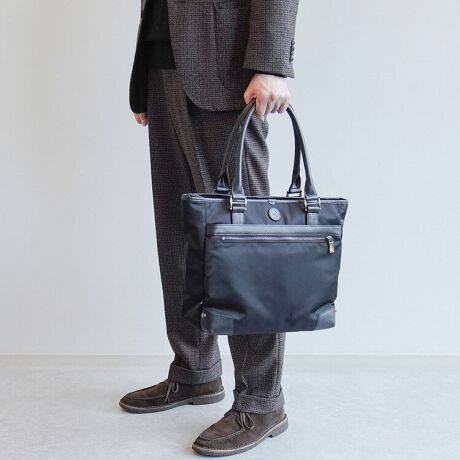 [^:92961]Orobianco^w\yexNVRC^Ax[XɁA̓sIȃjAXZx[VbNV[ỸfUCVBvgIWĩ^p[cȂǁAɃIrARȂł͂̃NtgfUCX^_[hACełBA4TCYɑΉIItp\ȃACeBCXy[X̓t@Xi[JłdlłBDxKvȃnh≏Ȃǂ̕ɋvꂼgpƎp𗼗Ă܂BjZbNXłg܂B{̑fށFɔzTCNfނȂA\ȋxƑϋv[rbNiC̗pBtvF_ȃi`V{ŉʂ̉Ae\ŝXeAfނgpBAE^[}[NFSfX[XU[̗pB[TCYFA4t@C/13.3C`m[gPCiQl[@ 31.3~23.1cmjtg|PbgFfoꂵ₷t@Xi[J̃|PbgB[eBeB|PbgF[ł|PbgBwʃ|PbgF[łwʃ|PbgB