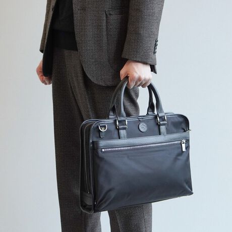 [^:92964]Orobianco^w\yexNVRC^Ax[XɁA̓sIȃjAXZx[VbNV[ỸfUCVBvgIWĩ^p[cȂǁAɃIrARȂł͂̃NtgfUCX^_[hACełB^ŃXbLƂfUC̃rWlXobOBA4TCYA13.3C`m[gPC[ł1CdlBDxKvȃnh≏Ȃǂ̕ɋvꂼgpƎp𗼗Ă܂B{̑fށFɔzTCNfނȂA\ȋxƑϋv[rbNiC̗pBtvF_ȃi`V{ŉʂ̉Ae\ŝXeAfނgpBAE^[}[NFSfX[XU[̗pB[TCYFA4t@C/13.3C`m[gPCiQl[@ 31.3~23.1cmjtg|PbgFfoꂵ₷t@Xi[J̃|PbgB2waydlFO\ȃV_[xgtB[eBeB|PbgF[ł|Pbgwʃ|PbgF[łwʃ|Pbg