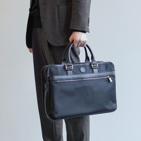 [^:92965]Orobianco^w\yexNVRC^Ax[XɁA̓sIȃjAXZx[VbNV[ỸfUCVBvgIWĩ^p[cȂǁAɃIrARȂł͂̃NtgfUCX^_[hACełBXbLƂfUC2waydl̃rWlXobOBA4TCYA13.3C`m[gPC[ł1CdlBDxKvȃnh≏Ȃǂ̕ɋvꂼgpƎp𗼗Ă܂B{̑fށFɔzTCNfނȂA\ȋxƑϋv[rbNiC̗pBtvF_ȃi`V{ŉʂ̉Ae\ŝXeAfނgpBAE^[}[NFSfX[XU[̗pB[TCYFA4t@C/13.3C`m[gPCiQl[@ 31.3~23.1cmjtg|PbgFfoꂵ₷t@Xi[J̃|PbgB2waydlFO\ȃV_[xgtB[eBeB|PbgF[ł|Pbgwʃ|PbgF[łwʃ|Pbg