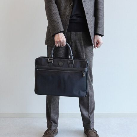 [^:92965]Orobianco^w\yexNVRC^Ax[XɁA̓sIȃjAXZx[VbNV[ỸfUCVBvgIWĩ^p[cȂǁAɃIrARȂł͂̃NtgfUCX^_[hACełBXbLƂfUC2waydl̃rWlXobOBA4TCYA13.3C`m[gPC[ł1CdlBDxKvȃnh≏Ȃǂ̕ɋvꂼgpƎp𗼗Ă܂B{̑fށFɔzTCNfނȂA\ȋxƑϋv[rbNiC̗pBtvF_ȃi`V{ŉʂ̉Ae\ŝXeAfނgpBAE^[}[NFSfX[XU[̗pB[TCYFA4t@C/13.3C`m[gPCiQl[@ 31.3~23.1cmjtg|PbgFfoꂵ₷t@Xi[J̃|PbgB2waydlFO\ȃV_[xgtB[eBeB|PbgF[ł|Pbgwʃ|PbgF[łwʃ|Pbg