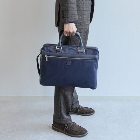 [^:92966]Orobianco^w\yexNVRC^Ax[XɁA̓sIȃjAXZx[VbNV[ỸfUCVBvgIWĩ^p[cȂǁAɃIrARȂł͂̃NtgfUCX^_[hACełBu[tP[XAV_[obOAbN̎IׂXbLƂfUC3wayrWlXobOBA4TCYA13.3C`m[gPC[ł1CdlBDxKvȃnh≏Ȃǂ̕ɋvꂼgpƎp𗼗Ă܂B{̑fށFɔzTCNfނȂA\ȋxƑϋv[rbNiC̗pBtvF_ȃi`V{ŉʂ̉Ae\ŝXeAfނgpBAE^[}[NFSfX[XU[̗pB[TCYFA4t@C/13.3C`m[gPCiQl[@ 31.3~23.1cmjtg|PbgFfoꂵ₷t@Xi[J̃|PbgB2waydlFO\ȃV_[xgtB[eBeB|PbgF[ł|Pbgwʃ|PbgF[łwʃ|Pbg