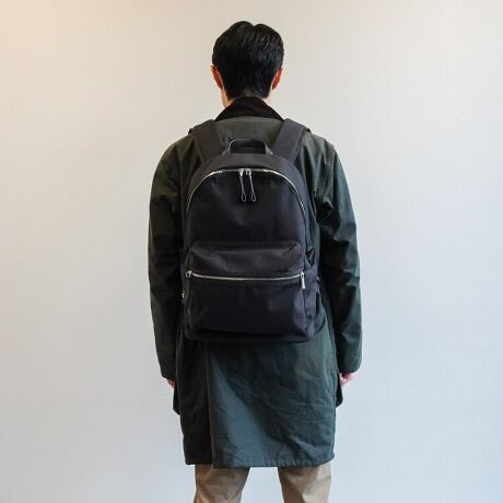 [^:92935]NVbNȒɖȃJWAYAC^A~^[eCXgfUC̃V[YH{Ԏ̃iCfނPCX[uȂǁAVvȂXybNɂANeBuȃCtV[T|[gBrWlX◷sɂœKłBƂVGbg̃bNTbN̓jZbNXłg܂BH{̂ɂ͝H{ngpPC[13.3C`m[gPC[\iQl[@W31~H22~D2.5cm)A4t@C[\AE^[}[NU[ɑS̃G{X{Aɗ̓IȃS̃^obWAE^[}[Nt tg|PbgEǂ炩łJ\ȃt@Xi[|PbgB[eBeB[|Pbg̐ɕ֗ȓ|Pbgt