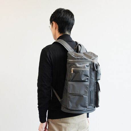 [^:92945][eBeB[fUC̃IItpACeBtg̃tbv|PbgⒼIȐ؂ԂŐɃNVJȗvf͎cAsIŃ[hȃfUCɎdグĂ܂BfUCRVXłȂ珑ނPC[ł鍂@\ACełBA4t@C[\PC[\13.3C`m[gPC[\(Ql[@ W31~H22~D2.5cm)tg|PbgłAfoꂵ₷tg|Pbgwʃ|Pbgoꂵ₷wʃ|Pbgt[eBeB[|Pbg̐ɕ֗ȓ|Pbg{̃TCNiC@ېYߒɔpނĐčꂽTCNiCgpBɐDグAYڂȃcCf