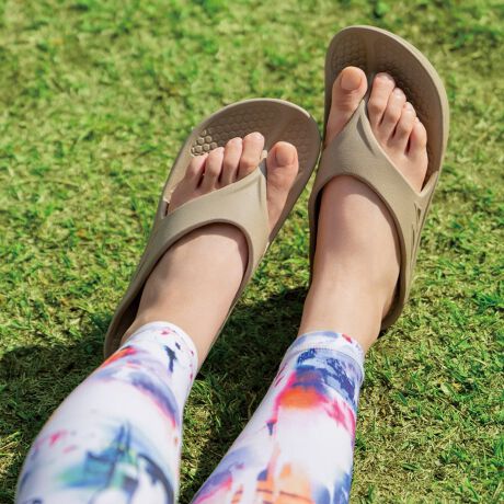 [^:2413L]ӂӂ튴Gł҂ƃtBbgyʃ\tgT_BEVAdx45̏_炩ƒeނ悤ȃNbVB₨ȖALvȂǂ̃W[AX|[čACVсAItBXȂǂ̎܂ŎRȃX^CŊyވꑫBVvŃJ[oG[VLxȃACełBEVAdx͔A@ɂقȂꍇ܂B_ freeebo 4̃|Cg ^1. EVAdx45̂炩yʃNbV2. njJ\Ŋɂ3. ̃A[`ɃtBbgāAKɕ4. AEg\[̓[O`ŕ₷#Jo[T_ #T_ygp̒ӁziEVA𔭖AfނgpĂ܂B̓Aό`̋ꂪ܂BOւ̕uAԓ⍂ɂȂꏊւ̕u͕ό`̃XN܂܂̂ŕۊǏꏊA戵ɂĂ͏\ӂĂBΉTCY\S 22.0cm`22.5cmM 23.0cm`23.5cmL 24.0cm`24.5cmΉTCY\͖ڈƂȂ܂B