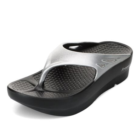 [^:2423LEC]yICVbvJ[zӂӂ̗SnňAyʌT_BEVAdx45̂炩ǋAӂӂ̃\tgNbV₳ݍ݁As̏ՌzBJo[T_Ȃł͂̍NbVAԕĂɂKȗSn܂BɁAAEg\[ɂ̓[O`̗pARȏdSړŃX[YȕsT|[gB̃A[`ɂtBbg\ŁAŜxĂ܂B{1cm̌\[Ŕrʂ悭{[̂fUĆAɃghvXA肰ȂX^CAbvĂ܂BJWAȂ̂ɃX^CfADGȈꑫłB₨UȂǂ̓g͂ACVтƂӂ̃W[AX|[c̑x߁ALvtFXAăItBXł̎ƂĂ߁ByʂŎ^тNȂ̂ŁAsp̃T_ƂĂd󂵂܂BfUĆugO^CvvƁuꖇb^Cvv2ނpӁBǂɂtBbgAE₷̂|CgBJ[́AICVbv́uubN~u[vuubN~Vo[vuubN~sNv̑S3FB]ʃvgꂽVѐSzFŁAXł][głfJ[OɎdグ܂BEVAdx͔A@ɂA኱̌̍ꍇ܂B_ freeebo 4̃|Cg ^1. EVAdx45̂炩yʃNbV2. njJ\Ŋɂ3. ̃A[`ɃtBbgāAKɕ4. AEg\[̓[O`ŕ₷ygp̒ӁziEVA𔭖AfނgpĂ܂B̓Aό`̋ꂪ܂BOւ̕uAԓ⍂ɂȂꏊւ̕u͕ό`̃XN܂܂̂ŕۊǏꏊA戵ɂĂ͏\ӂĂBΉTCY\S  22.0cm`22.5cmM  23.0cm`23.5cmL    24.0cm`24.5cmΉTCY\͖ڈƂȂ܂B