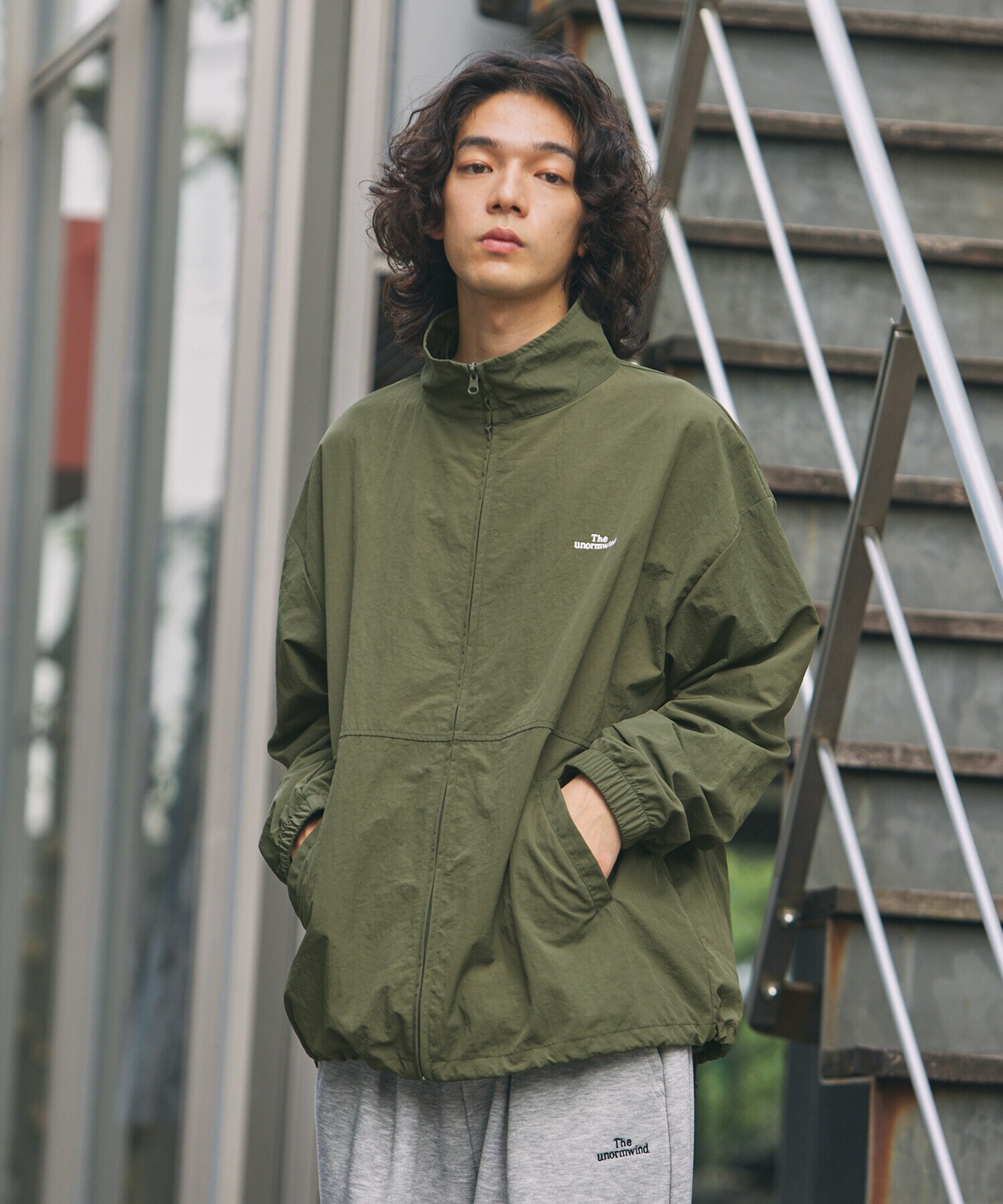 The unormwind＞刺繍ロゴワッシャーナイロンジップアップ