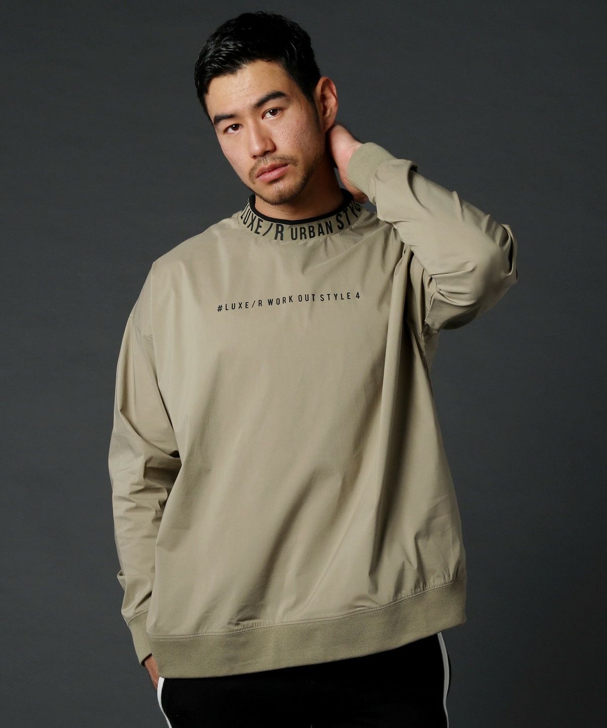 ＜LUXE/R＞撥水ストレッチ布帛ロゴ入りリブハイネック長袖プルオーバー LUXE/R＞ストレッチ布帛ハイネックロゴ長袖プルオーバー