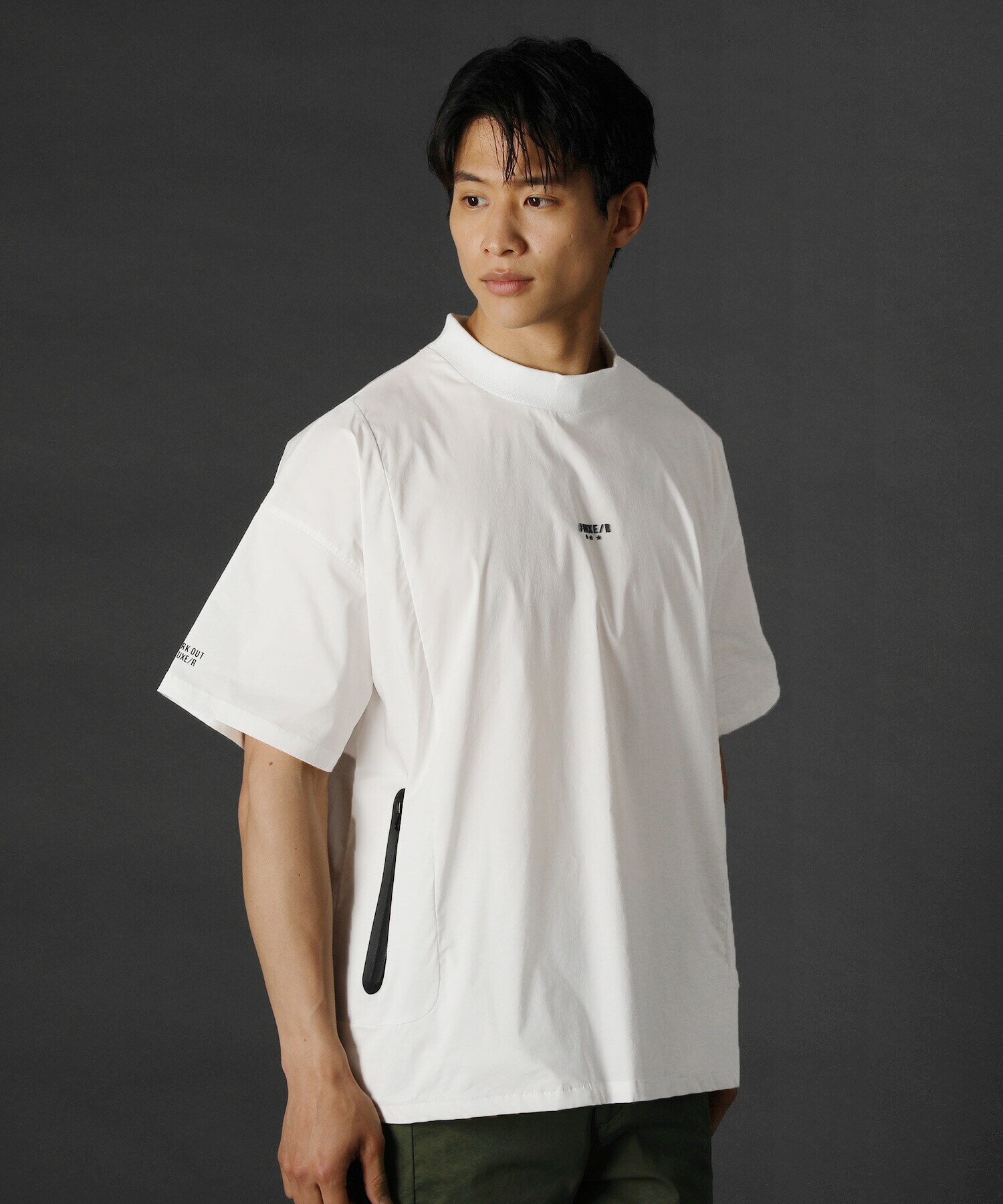 ＜LUXE/R＞ストレッチ布帛ジップポケット付きハイネック半袖プルオーバー LUXE/R＞ストレッチ布帛ジップポケット付きハイネック半袖プル