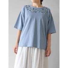 ハレノヒ(Hare no hi)の花柄刺しゅうトップス