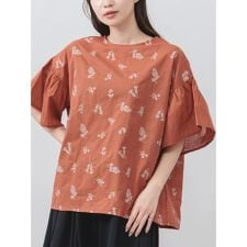 ハレノヒ(Hare no hi)の袖フレア花柄刺しゅうブラウス