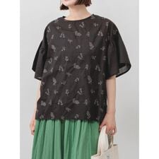 ハレノヒ(Hare no hi)の袖フレア花柄刺しゅうブラウス