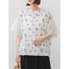 ハレノヒ(Hare no hi)の袖フレア花柄刺しゅうブラウス