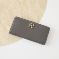 ラシット(russet)のモノグラムプレートラウンドジップウォレット(SO-372)