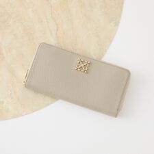 ラシット(russet)のモノグラムプレートラウンドジップウォレット(SO-372)